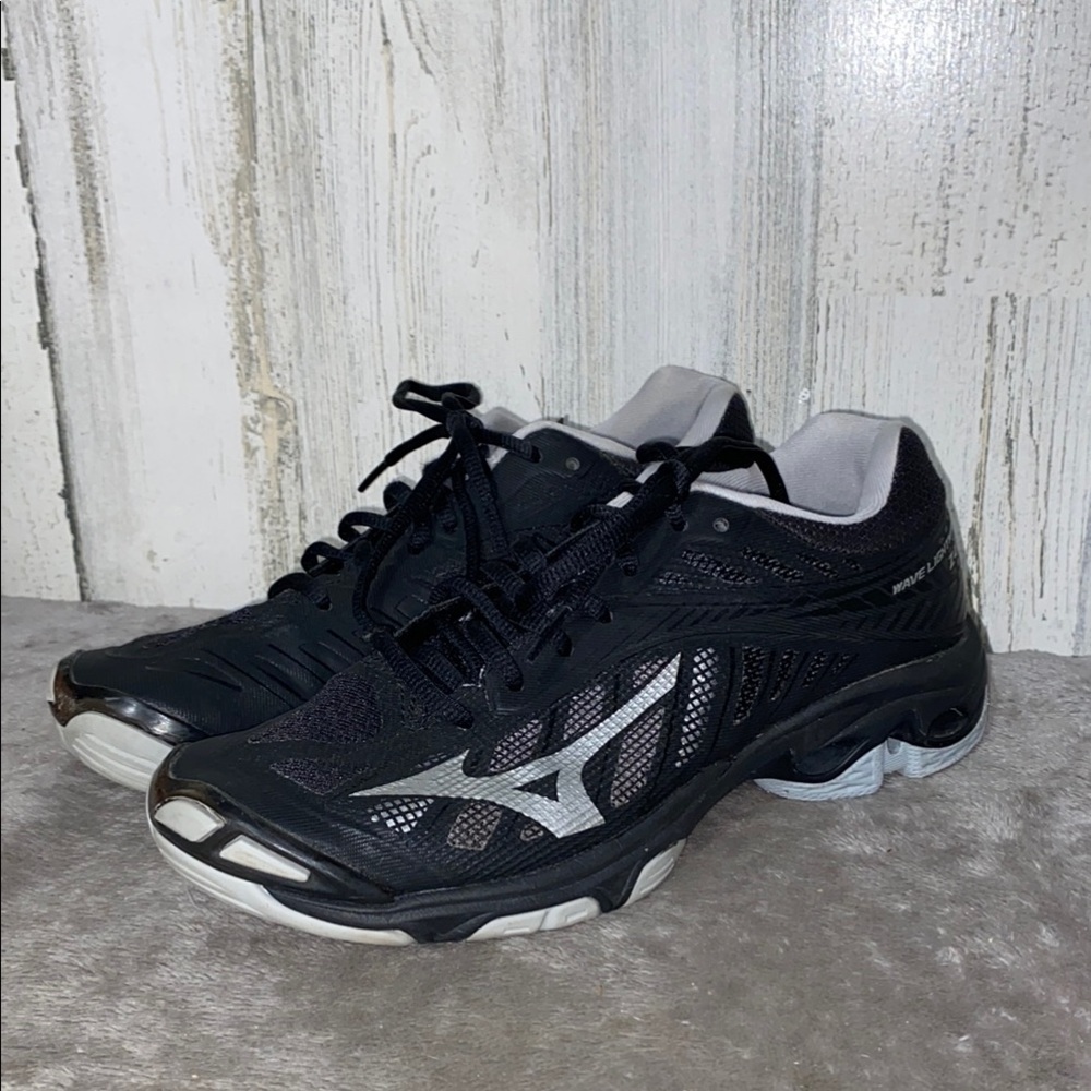 0708 Mizuno Black and White Wave Lightning Z4 Sneakers